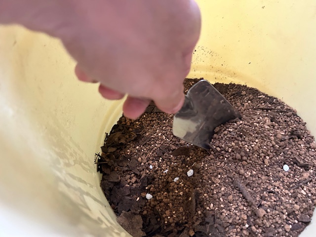 マグァンプKを土に混ぜる