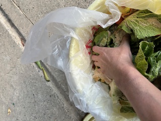 米ぬか、塩と生ゴミを混ぜ合わせる