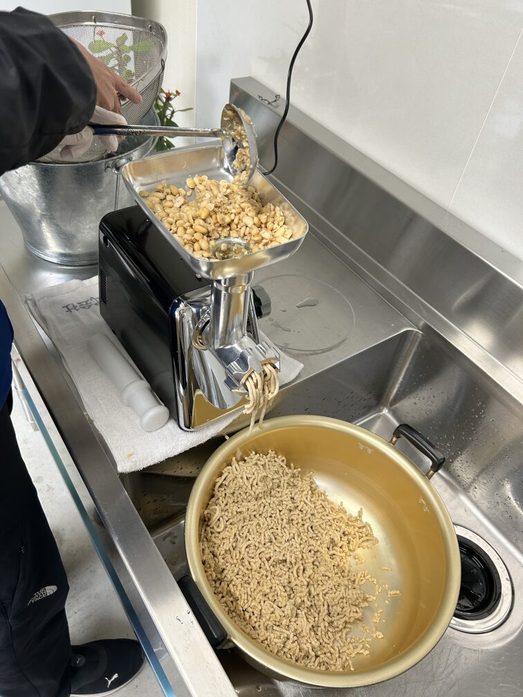 ミンサーで大豆をすり潰す