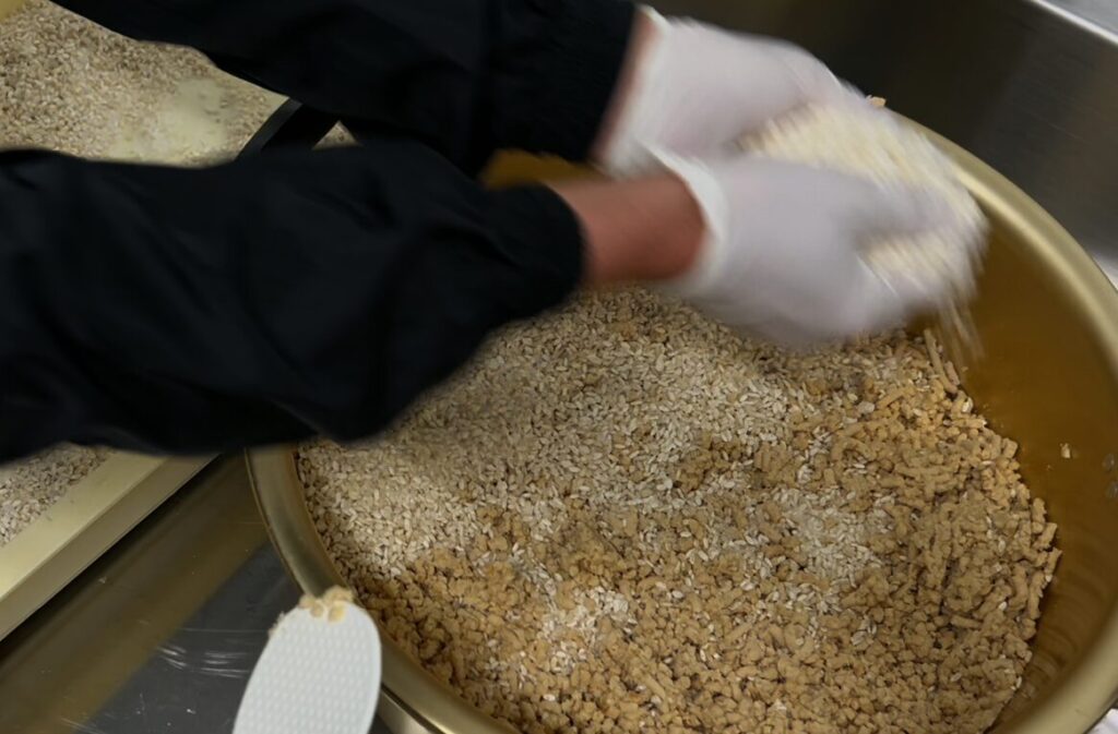 大豆に塩、麹を混ぜる