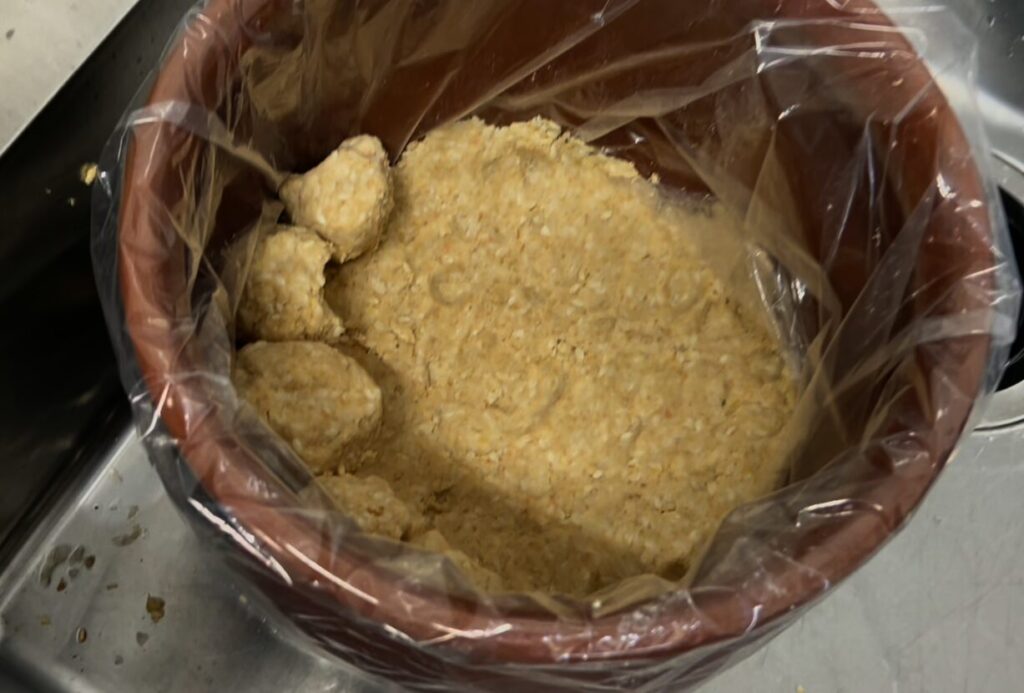 容器に味噌を詰める