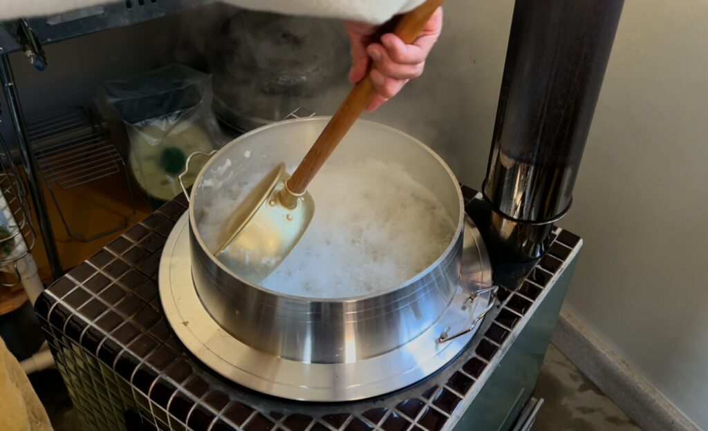 大豆の灰汁とり