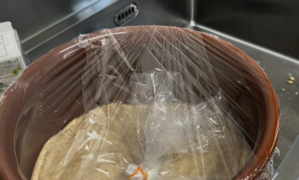 味噌 容器にラップする