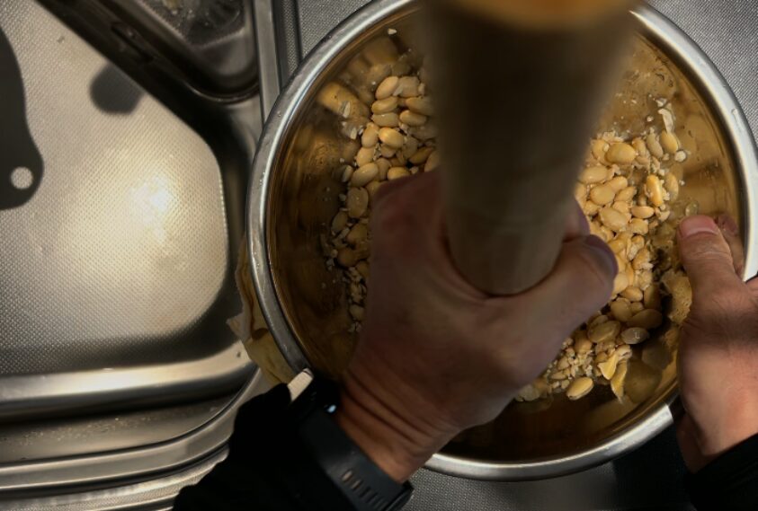 大豆をすり潰す