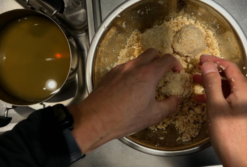 大豆で団子を作る
