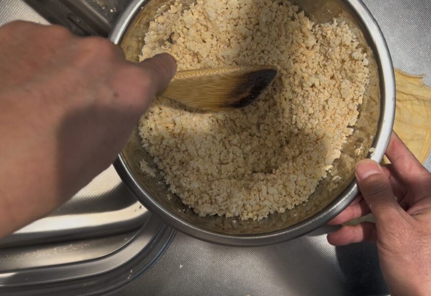 大豆と塩を混ぜた状態