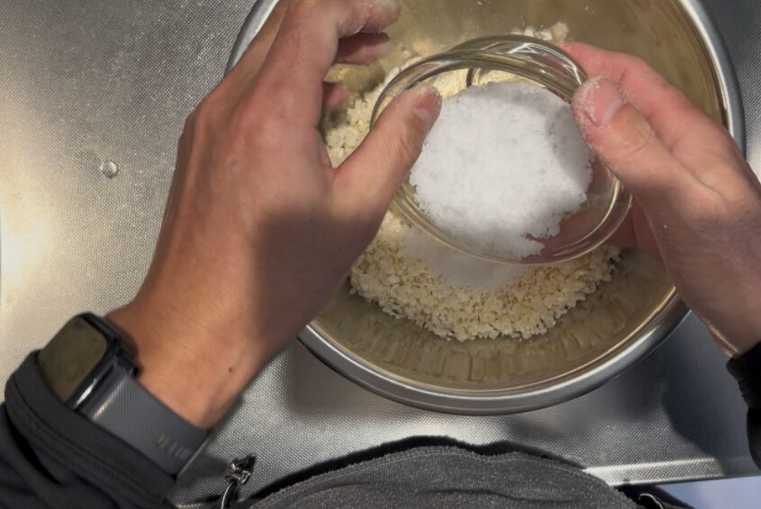 米麹に塩を混ぜる