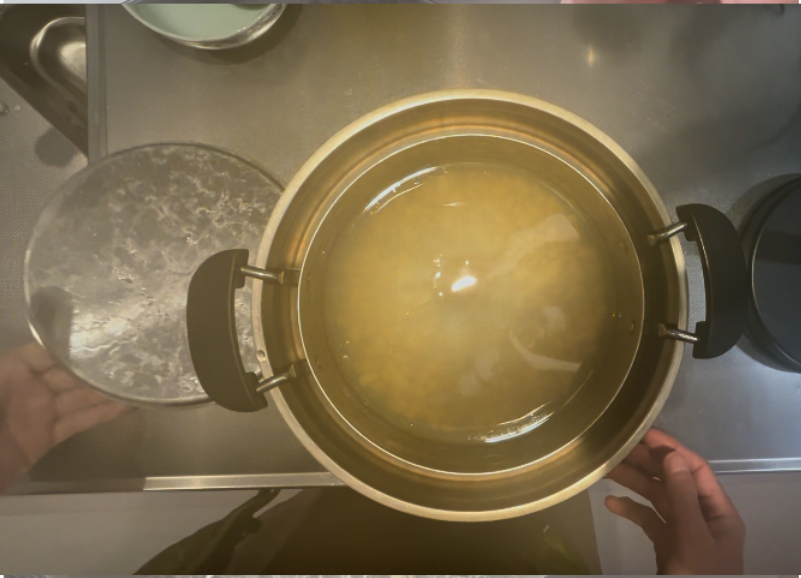 大豆を真空保温調理器にいれる