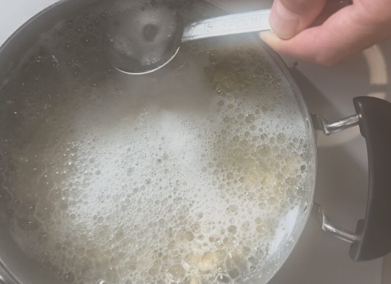 大豆の灰汁をとる