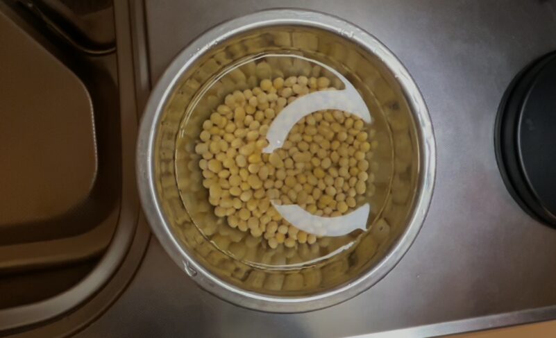 大豆を水につける